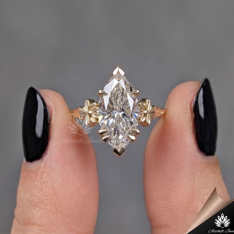 Anillo de compromiso solitario de oro con diamante cultivado en laboratorio talla marquesa de 2 quilates – Diseño floral vintage imagen 5