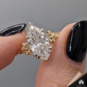 Anillo de compromiso solitario de oro con diamante cultivado en laboratorio talla marquesa de 2 quilates – Diseño floral vintage imagen 8
