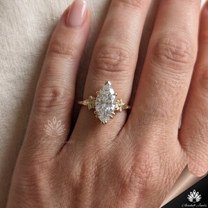 Anillo de compromiso solitario de oro con diamante cultivado en laboratorio talla marquesa de 2 quilates – Diseño floral vintage imagen 7