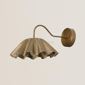 Applique murale en laiton des années 1950 avec abat-jour en forme de fleur, luminaire élégant de style Mid-Century, applique murale, lampe murale, applique murale, petit éclairage mural