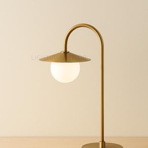 Mid Century Messing Tischlampe mit Milchglas Globe Shade Moderne Nachttischlampe Zeitgenössische Beleuchtung für Schlafzimmer oder Wohnzimmer