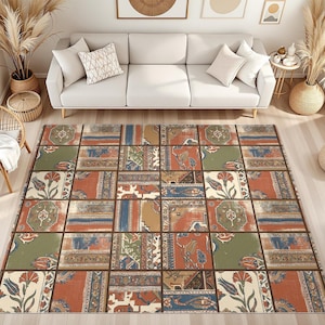 Könnte beinhalten: Ein rechteckiger Teppich mit einem Gitter aus quadratischen Feldern im Patchwork-Design. Das Muster besteht aus abwechselnden Blöcken in Terrakotta, Salbeigrün und Blau, verziert mit Blumenmotiven, Tulpen und komplexen geometrischen Bordüren.