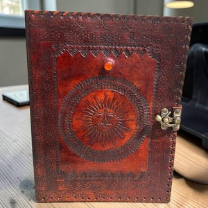 Puede incluir: Juego de tres tazas de cerámica con acabado mate moteado. Cada taza presenta un color diferente: azul claro, crema y gris. Las tazas tienen un diseño simple y moderno, perfectas para café o té.