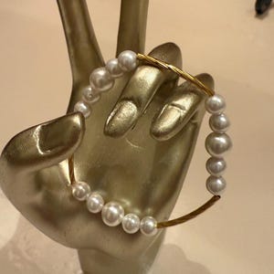 Parelarmband met gouden buizen. Zo sierlijk, mooi en elegant. Ik heb een bijpassende ketting in mijn shop. Heel anders!  Geweldige prijs.