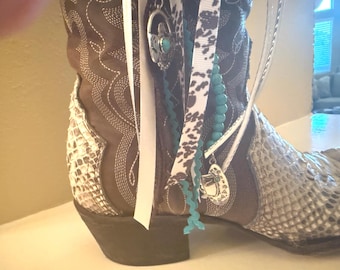 Nuevas fotos - ¡AHORA 2 DÓLARES DE DESCUENTO! Accesorios hechos a mano para tus botas vaqueras. Adornos, cintas y adornos para botas. ¡Dale un toque especial a tus botas!