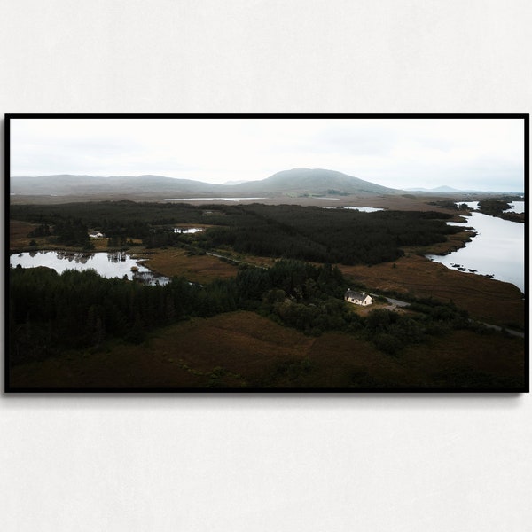 Drohnenfotografie dunkle stimmungsvolle irische Landschaft - als Poster, Leinwand, Acryglas, rahmenlos, Panorama-Größe 60 x 30 cm