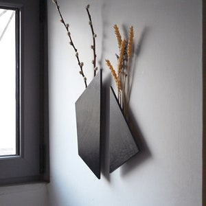 Arte de pared negro con flores secas, jarrón moderno de madera para colgar en la pared, decoración de Halloween, regalo de inauguración de la casa, decoración de estilo gótico.