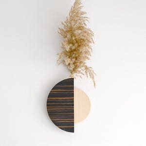 Jarrón colgante de madera de mediados de siglo con flores secas, rama de capullo de madera, arte de pared, pieza original hecha a mano para el hogar.