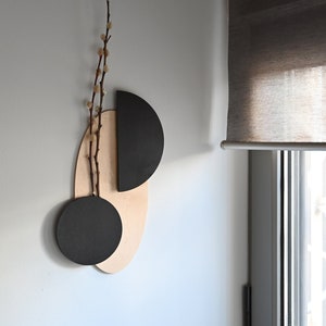 Geometrische houten muurzakvaas zwart hout Japandi hangende vaas modern aan de muur gemonteerd minimalistisch eigentijds decor halverwege de eeuw modern