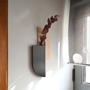 Hölzernes Mid-Century modernes Dekor-hängende trockene Blumenvase-schwarze hölzerne dünne Knospe-Vase-zeitgenössische Wandkunst Wabi Sabi nordische minimalistische Grafik