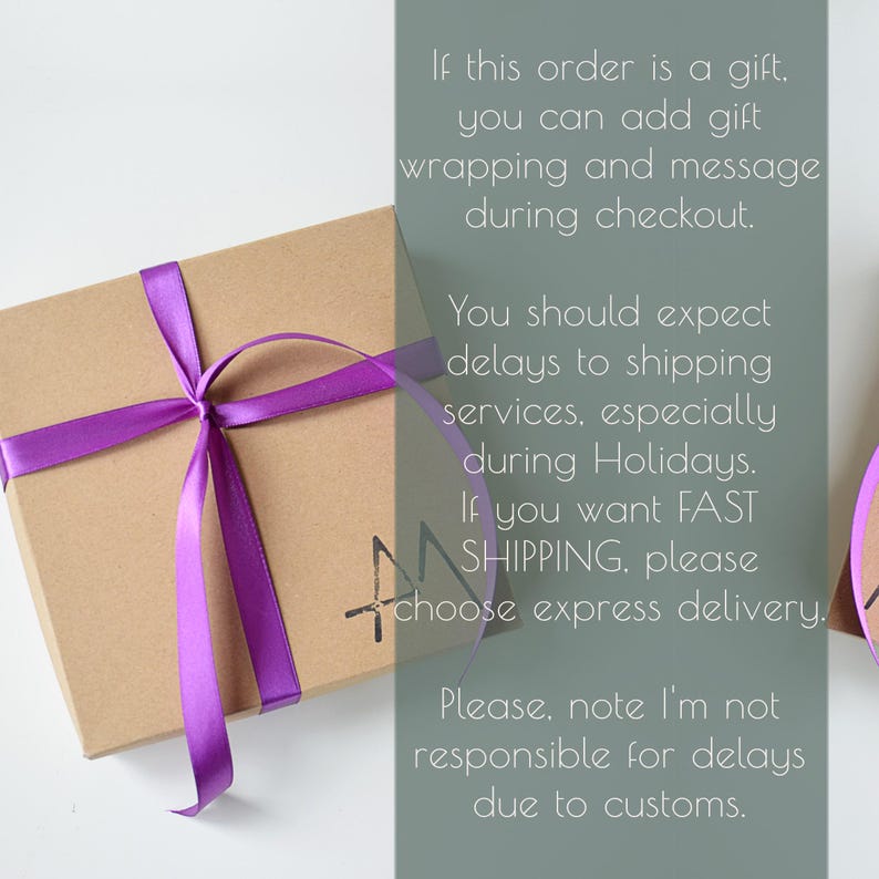K&ouml;nnte beinhalten: Eine quadratische Geschenkbox aus braunem Karton, die mit einer leuchtend violetten Satinschleife gebunden ist. Die Box hat einen schwarzen Logostempel auf der Oberseite. Ein gro&szlig;er grauer Text&uuml;berzug enth&auml;lt Informationen zu Geschenkverpackung, Versand und Zoll.