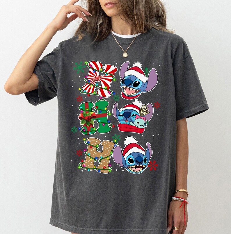 Disney kerst lilo en stitch ho ho ho kerstverlichting shirt, Disney kerstman stitch shirt, Disneyland kerst familie vakantie reis 2026 afbeelding 3