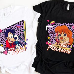Puede incluir: Dos camisetas, una blanca y otra negra, con gráficos de dibujos animados de Max y Roxanne de la película Goofy e Hijo. Cada camiseta tiene una imagen de personaje dentro de un marco de estampado de leopardo, con el texto "Her Max" y "His Roxanne".