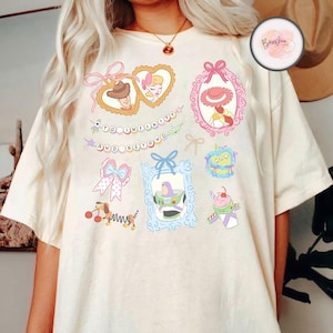 Op de afbeelding: Een witte keramische mok met een zwarte handgreep en de tekst "But First, Coffee" in een zwarte, vette letter. De mok staat op een houten oppervlak. De mok is ongeveer 10 cm hoog.