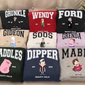 Puede incluir: Una taza de cerámica blanca con un asa negra y el texto "But First, Coffee" en negrita negra. La taza se encuentra sobre un fondo neutro, resaltando su diseño sencillo.