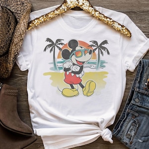 Camiseta clásica de Mickey Beach con diseño aerografiado de Disney, camiseta de vacaciones familiares de Disneyland Disneyworld, Magic Kingdom, regalos de cumpleaños a juego. imagen 1