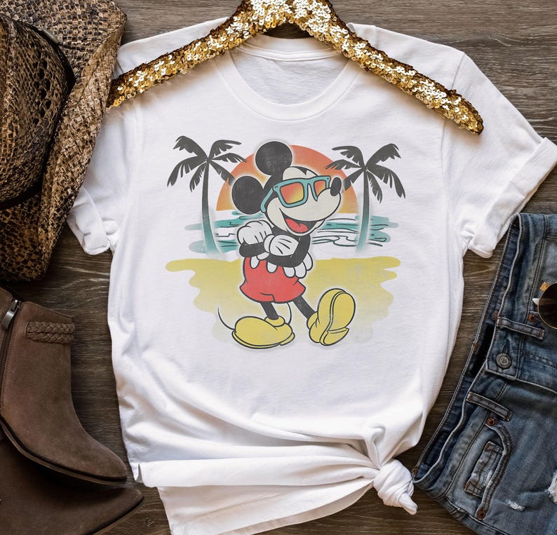 Camiseta clásica de Mickey Beach con diseño aerografiado de Disney, camiseta de vacaciones familiares de Disneyland Disneyworld, Magic Kingdom, regalos de cumpleaños a juego. imagen 1