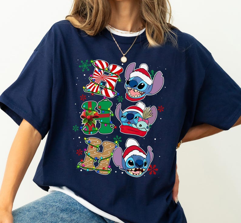 Disney kerst lilo en stitch ho ho ho kerstverlichting shirt, Disney kerstman stitch shirt, Disneyland kerst familie vakantie reis 2026 afbeelding 2