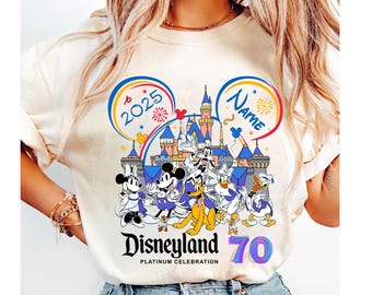Personalisiertes Disneyland 70-jähriges Jubiläum Shirt, Mickey und Friends Disneyland Magic Castle Platinum Feier 1955-2026 Shirt