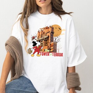 Camiseta de Halloween de la Torre del Terror de Mickey Mouse de Disney, camiseta de Halloween de Mickey y sus amigos, camisetas a juego de Mickey's Not So Scary Disneyland imagen 3
