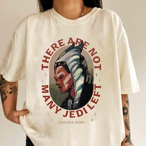 Camiseta de Star Wars The Mandalorian Ahsoka Tano "No quedan muchos Jedi" R13, regalo para fiesta familiar en Disneyland, camiseta de Walt Disney World, viaje a Galaxy's Edge imagen 1