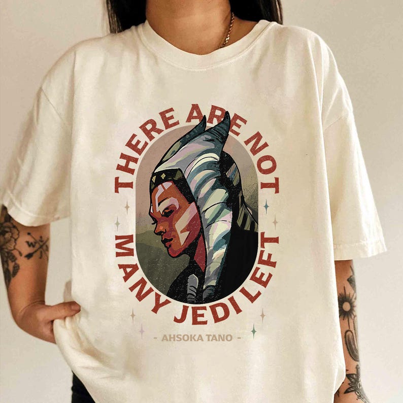Camiseta de Star Wars The Mandalorian Ahsoka Tano "No quedan muchos Jedi" R13, regalo para fiesta familiar en Disneyland, camiseta de Walt Disney World, viaje a Galaxy's Edge imagen 1