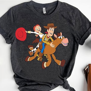 Può includere: Una tazza di ceramica bianca con manico nero e la scritta "But First, Coffee" in grassetto nero. La tazza è posta su uno sfondo neutro, che ne evidenzia il design semplice.