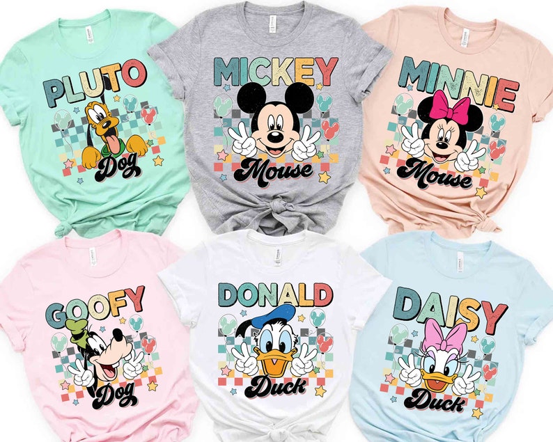 K&ouml;nnte beinhalten: Sechs verschiedene T-Shirts mit Disney-Charakteren. Die Shirts sind alle hell und haben ein Retro-Design mit karierten Hintergr&uuml;nden und buntem Text. Die dargestellten Charaktere sind Pluto, Mickey Mouse, Minnie Mouse, Goofy, Donald Duck und Daisy Duck.