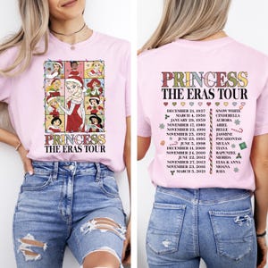2-seitiges Disney Prinzessinnen The Eras Tour Weihnachtslichter-T-Shirt, Disney Princess Squad Alice Aurora Shirt, Mickey's Very Merry Xmas Party Tee Bild 3
