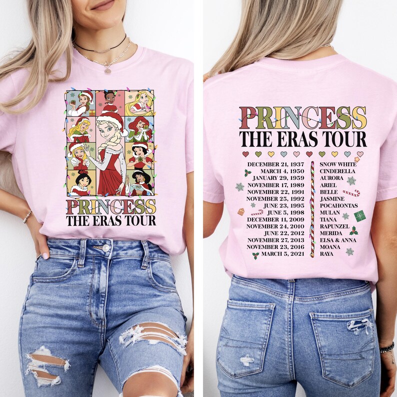 2-seitiges Disney Prinzessinnen The Eras Tour Weihnachtslichter-T-Shirt, Disney Princess Squad Alice Aurora Shirt, Mickey's Very Merry Xmas Party Tee Bild 3