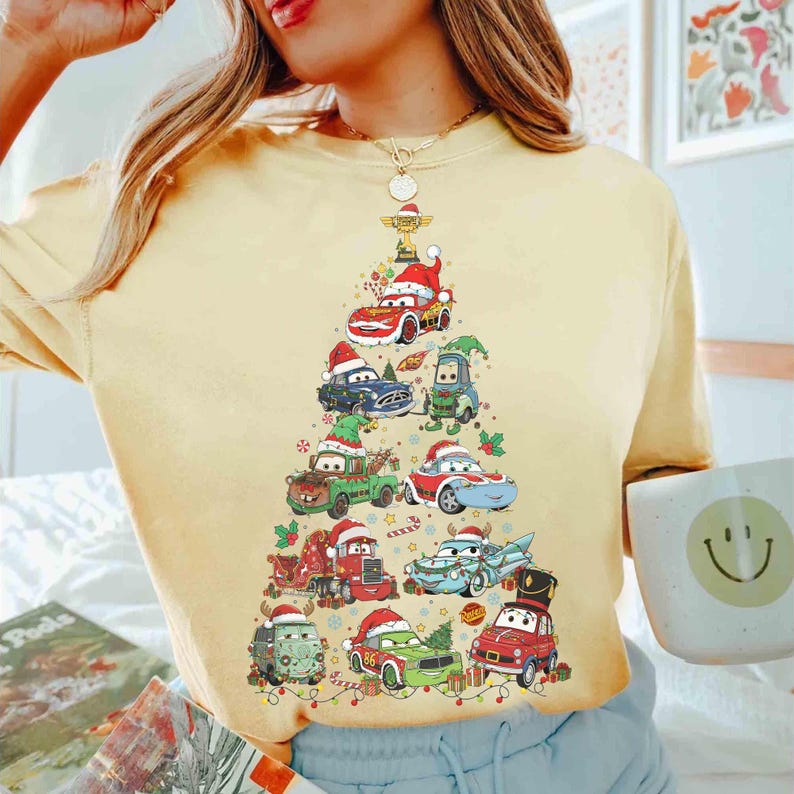 Disney Cars Weihnachtsbaum beleuchtet Shirt, Lightning McQueen Mater Doc Hudson Sally Sehr frohe Weihnachtsbeleuchtung, Disneyland-Weihnachtsreise-T-Stück Bild 4