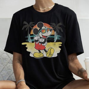 Camiseta clásica de Mickey Beach con diseño aerografiado de Disney, camiseta de vacaciones familiares de Disneyland Disneyworld, Magic Kingdom, regalos de cumpleaños a juego. imagen 2