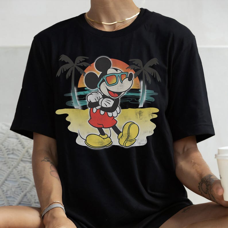 Camiseta clásica de Mickey Beach con diseño aerografiado de Disney, camiseta de vacaciones familiares de Disneyland Disneyworld, Magic Kingdom, regalos de cumpleaños a juego. imagen 2