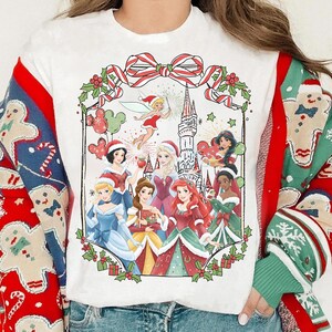Camiseta navideña de princesas Disney con lazo coqueto, camiseta de princesas Bella, Ariel y Jasmine del Castillo del Reino Mágico, camiseta a juego para viaje de niñas en Navidad imagen 3