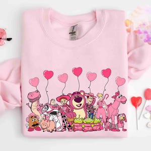 Globo de San Valentín con personajes de Toy Story de Disney, camiseta de San Valentín, camiseta de San Valentín para parejas de Disney, camiseta familiar a juego para viaje a Disneyland imagen 1