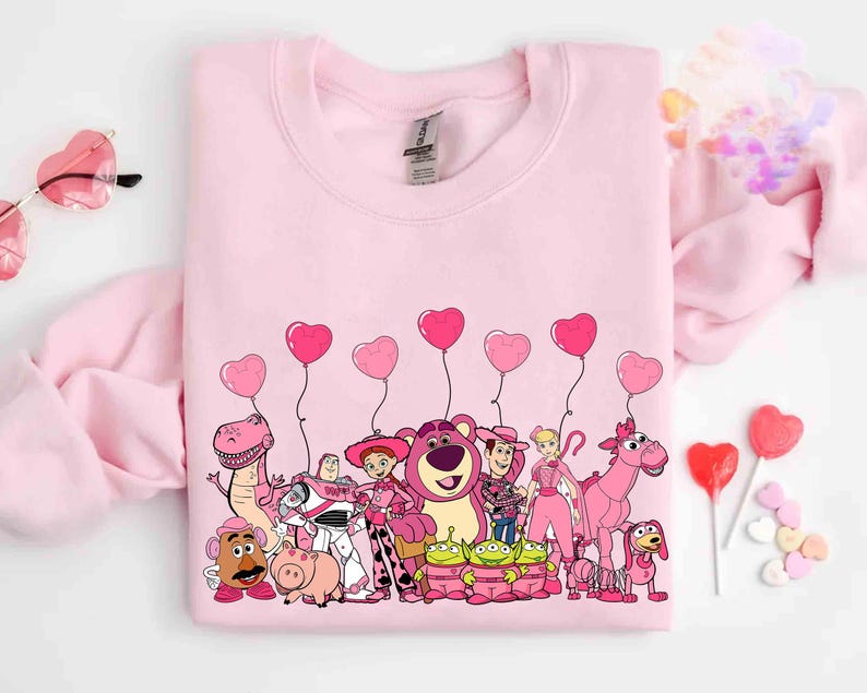 Globo de San Valentín con personajes de Toy Story de Disney, camiseta de San Valentín, camiseta de San Valentín para parejas de Disney, camiseta familiar a juego para viaje a Disneyland imagen 1