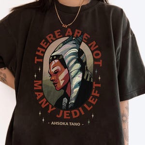 Camiseta de Star Wars The Mandalorian Ahsoka Tano "No quedan muchos Jedi" R13, regalo para fiesta familiar en Disneyland, camiseta de Walt Disney World, viaje a Galaxy's Edge imagen 2
