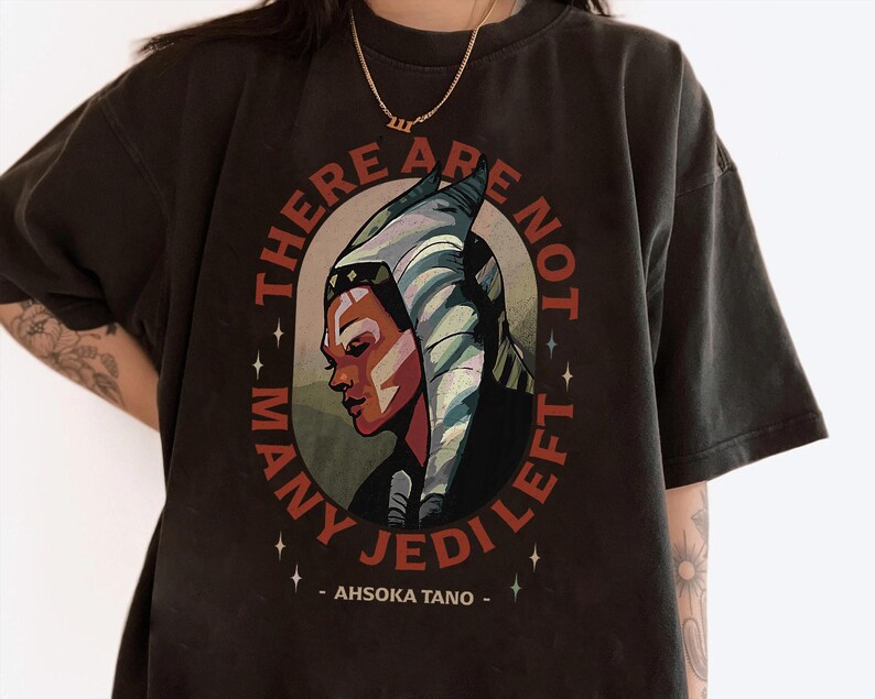 Camiseta de Star Wars The Mandalorian Ahsoka Tano "No quedan muchos Jedi" R13, regalo para fiesta familiar en Disneyland, camiseta de Walt Disney World, viaje a Galaxy's Edge imagen 2