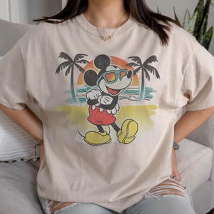 Camiseta clásica de Mickey Beach con diseño aerografiado de Disney, camiseta de vacaciones familiares de Disneyland Disneyworld, Magic Kingdom, regalos de cumpleaños a juego. imagen 3