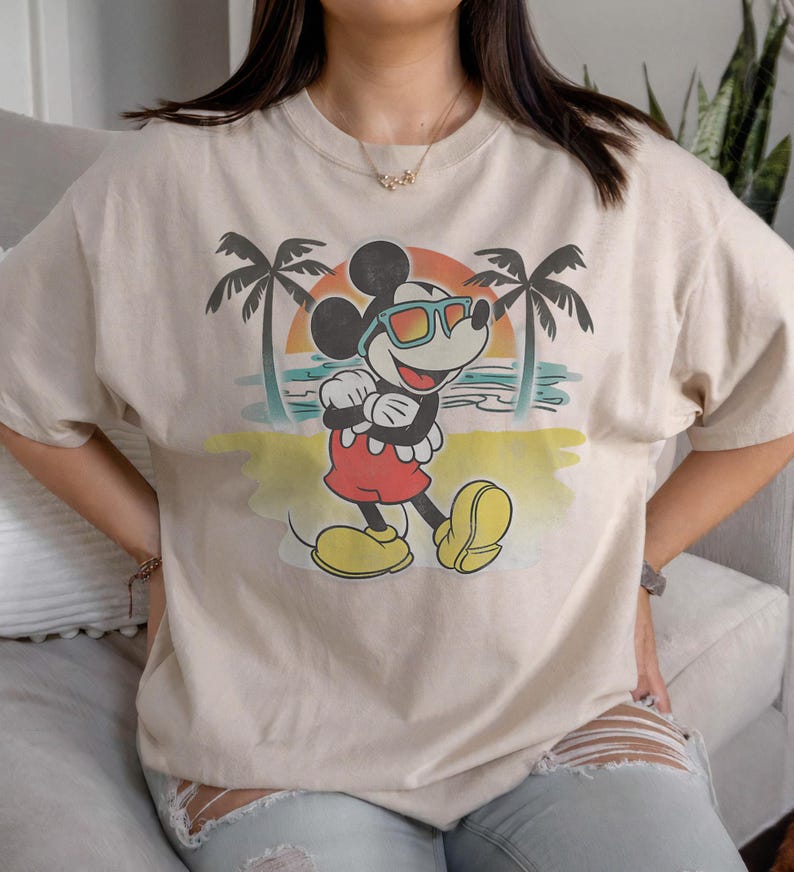 Camiseta clásica de Mickey Beach con diseño aerografiado de Disney, camiseta de vacaciones familiares de Disneyland Disneyworld, Magic Kingdom, regalos de cumpleaños a juego. imagen 3