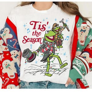 Puede incluir: Un juego de tres tazas de cerámica con un acabado moteado y mate. Cada taza presenta un color diferente: azul claro, crema y gris. Las tazas tienen un diseño simple y moderno y un asa cómoda.