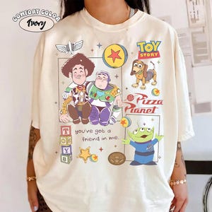 Puede incluir: Una taza de cerámica blanca con un asa negra y el texto "But First, Coffee" en negro, en negrita. La taza está sobre una superficie blanca.