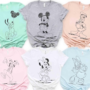 Camiseta con retrato de Mickey y sus amigos de Disney, camiseta clásica de Mickey, Minnie, Donald, Daisy, Goofy y Pluto, camiseta de vacaciones familiares en Disneyland imagen 1