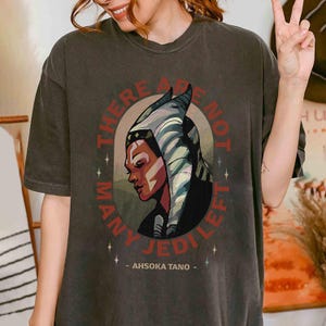 Camiseta de Star Wars The Mandalorian Ahsoka Tano "No quedan muchos Jedi" R13, regalo para fiesta familiar en Disneyland, camiseta de Walt Disney World, viaje a Galaxy's Edge imagen 3
