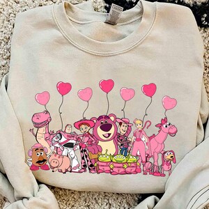 Globo de San Valentín con personajes de Toy Story de Disney, camiseta de San Valentín, camiseta de San Valentín para parejas de Disney, camiseta familiar a juego para viaje a Disneyland imagen 2