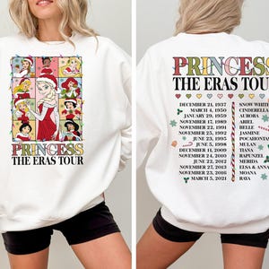 2-seitiges Disney Prinzessinnen The Eras Tour Weihnachtslichter-T-Shirt, Disney Princess Squad Alice Aurora Shirt, Mickey's Very Merry Xmas Party Tee Bild 2