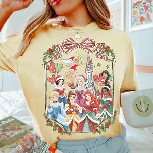 Camiseta navideña de princesas Disney con lazo coqueto, camiseta de princesas Bella, Ariel y Jasmine del Castillo del Reino Mágico, camiseta a juego para viaje de niñas en Navidad imagen 4