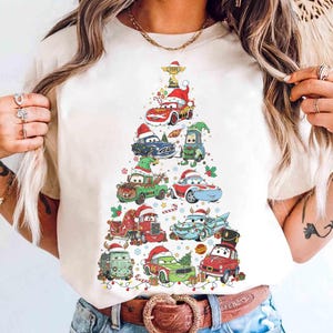 Disney Cars Weihnachtsbaum beleuchtet Shirt, Lightning McQueen Mater Doc Hudson Sally Sehr frohe Weihnachtsbeleuchtung, Disneyland-Weihnachtsreise-T-Stück Bild 3