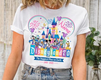 Gepersonaliseerde Disneyland 70e verjaardag shirt, Mickey and Friends 70 Years of Magic shirt, bijpassende familie shirts, gelukkigste plek op aarde