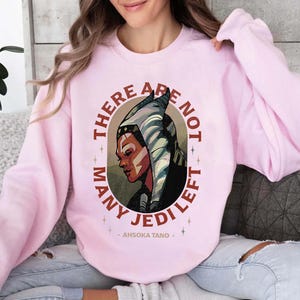 Camiseta de Star Wars The Mandalorian Ahsoka Tano "No quedan muchos Jedi" R13, regalo para fiesta familiar en Disneyland, camiseta de Walt Disney World, viaje a Galaxy's Edge imagen 4